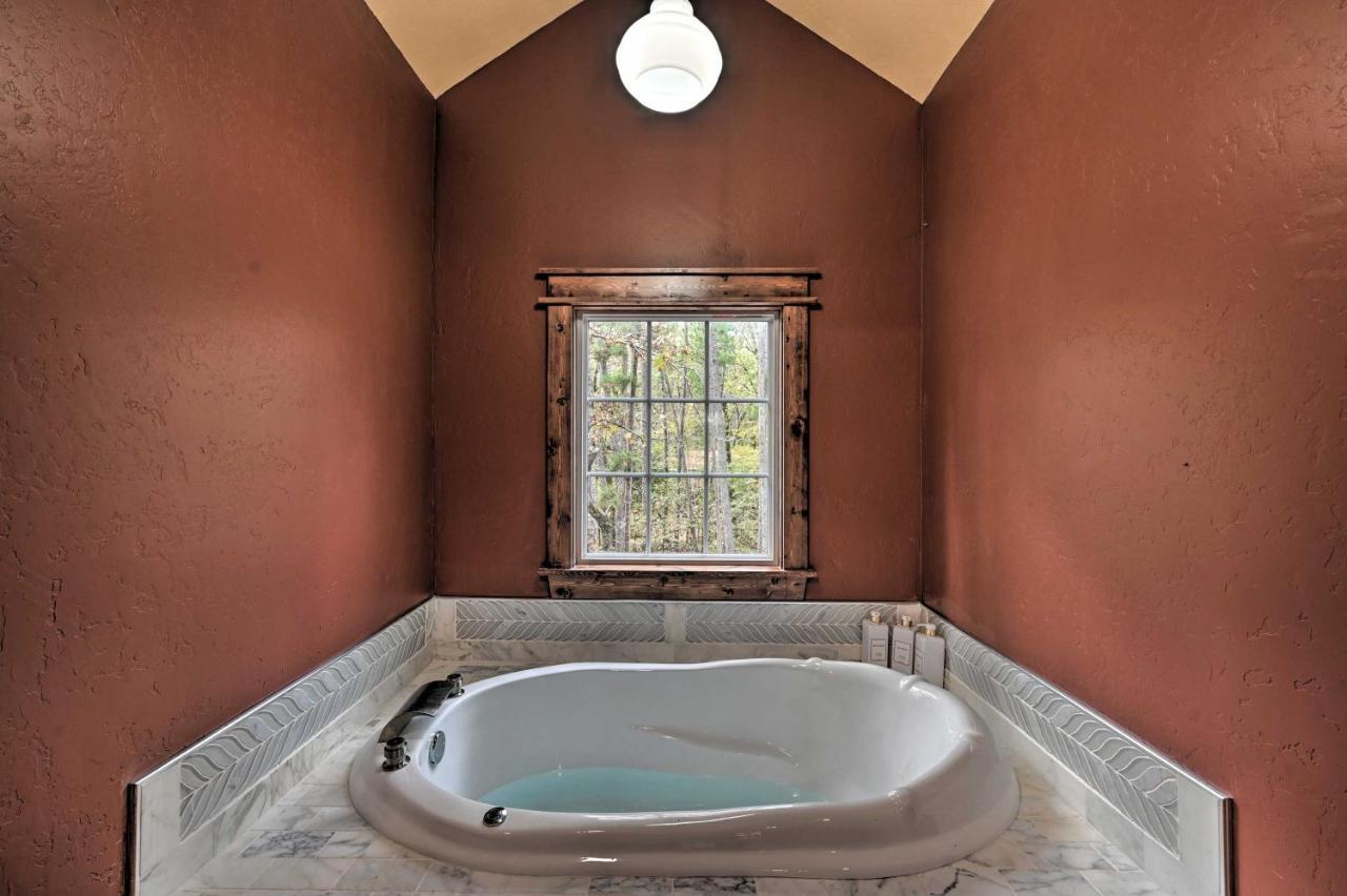 Tudor-Style Broken Bow Cottage With Hot Tub And Decks! Stephens Gap Exterior photo